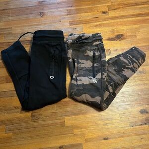 2 pair of boys GapFit joggers size XS 4-5 black and camo